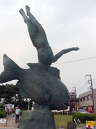 男性と魚の銅像